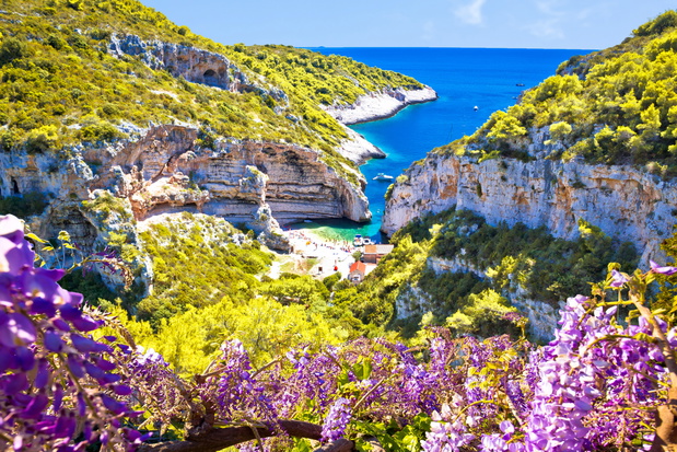 Plaża Stiniva na wyspie Vis.