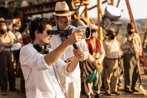 Damien Chazelle na planie filmu "Babilon"