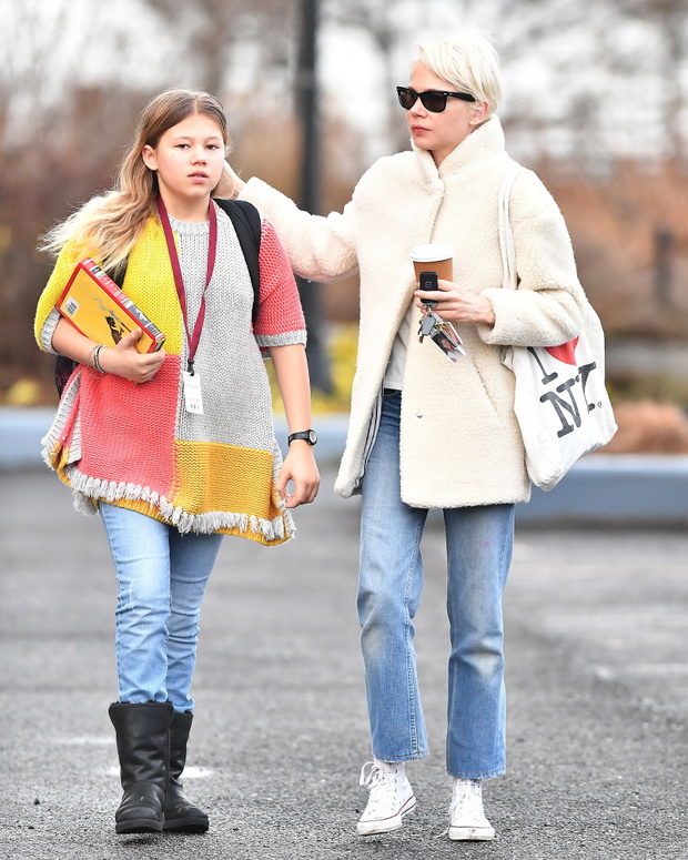 Michelle Williams spaceruje z córk?
