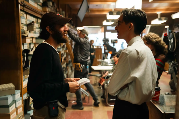 Josh Safdie i Timothee Chalamet na planie filmu "Wielki Marty"