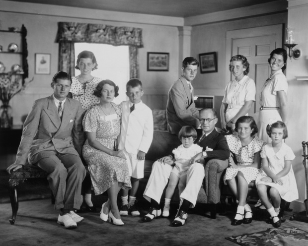 Portret rodziny Kennedych. Joseph P. Kennedy Jr., Rose Kennedy, Robert Kennedy, Edward Kennedy, Joseph P. Kennedy Sr., Patricia Kennedy, Jean Kennedy, Eunice Kennedy, John F. Kennedy, Kathleen Kennedy i Rosemary Kennedy. Rok 1930, Brookline, USA