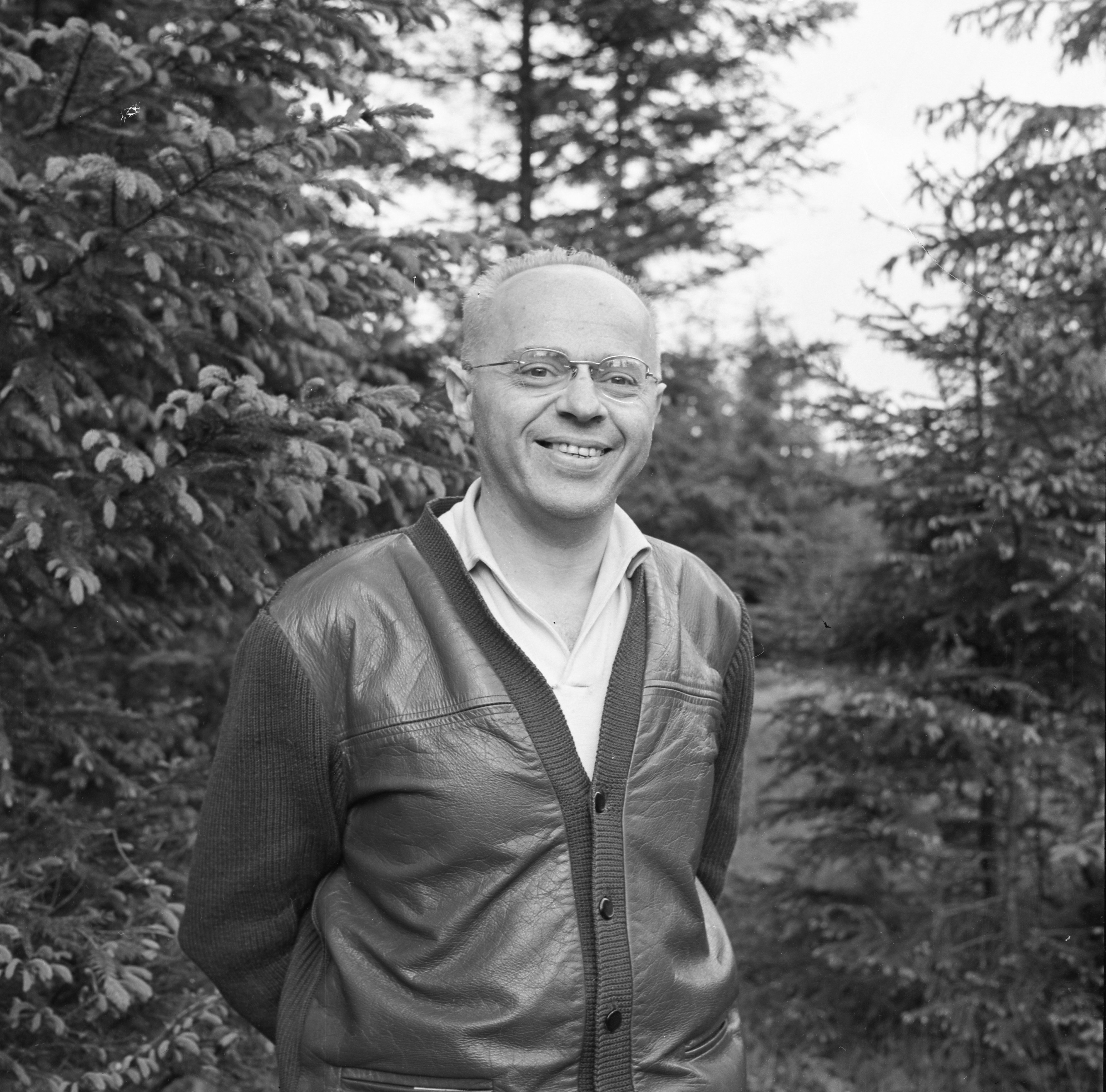 Stanisław Lem w ogrodzie przy swoim krakowskim domu
