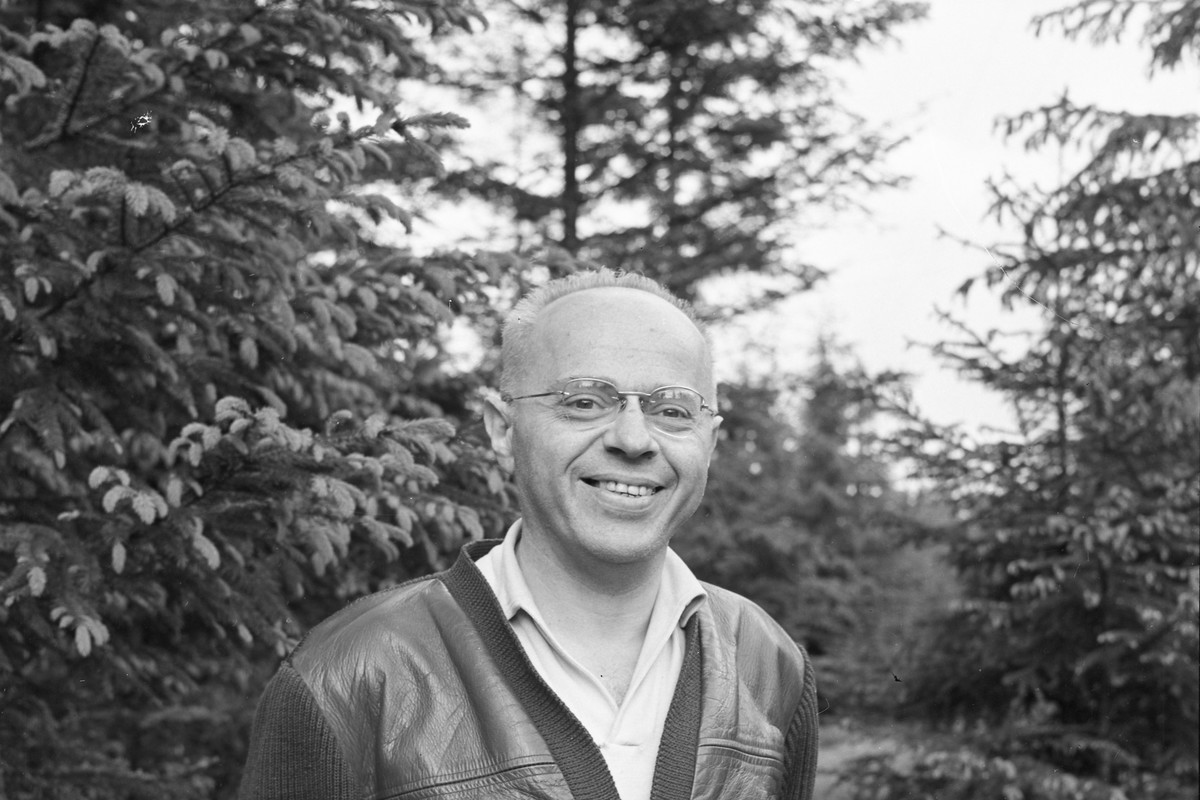 Stanisław Lem w ogrodzie przy swoim krakowskim domu