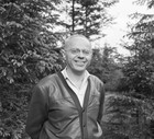 Stanisław Lem w ogrodzie przy swoim krakowskim domu