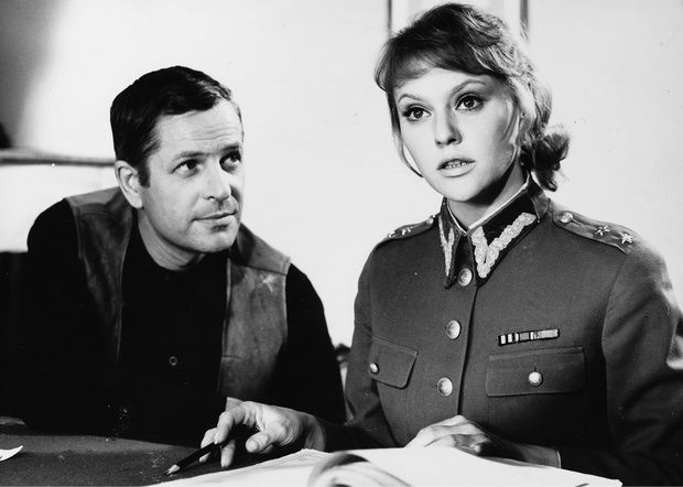 1969. Kadr z filmu "Rzeczpospolita babska" w rezyserii Hieronima Przybyla, n/z Jan Machulski, Aleksandra Zawieruszanka