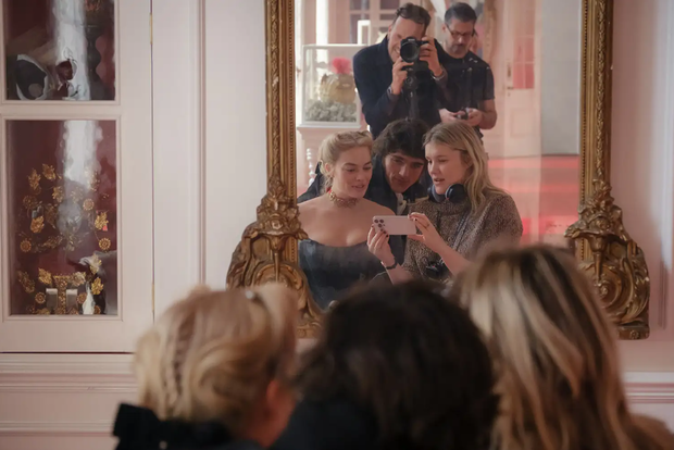 Emerald Fennell, Margot Robbie i Jacob Elordi na planie filmu "Wichrowe wzgórza"
