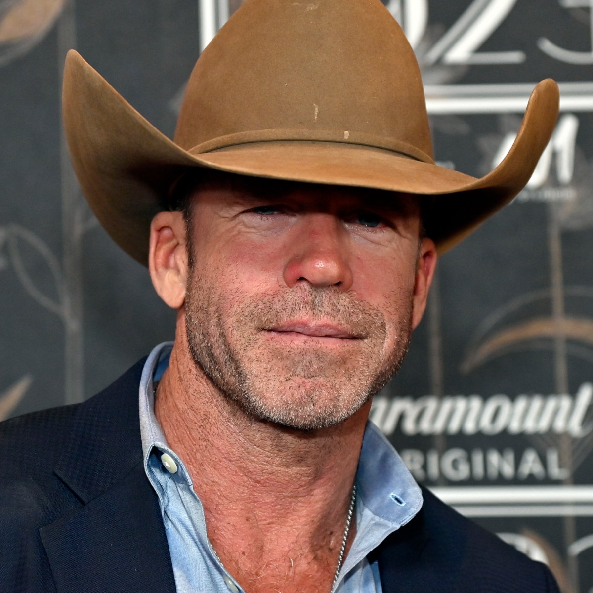 jamniki (2) - Taylor Sheridan na premierze "1923" 2022 r.