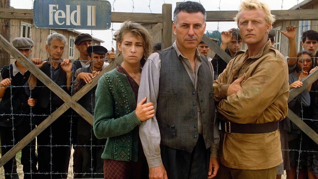 Joanna Pacuła, Alan Arkin i Rutger Hauer w dramacie wojennym „Ucieczka z Sobiboru”, 1987 rok.