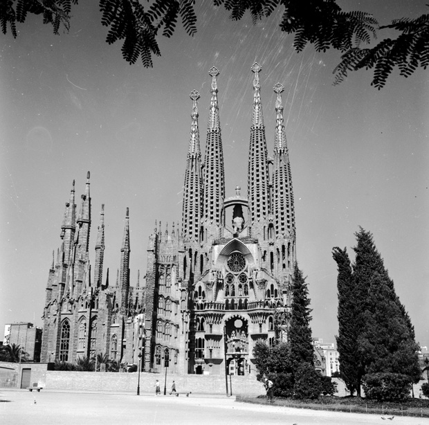 Katedra Sagrada Familia zaprojektowana przez Antonio Gaudiego (1852 - 1926).  ok. 1955 r.