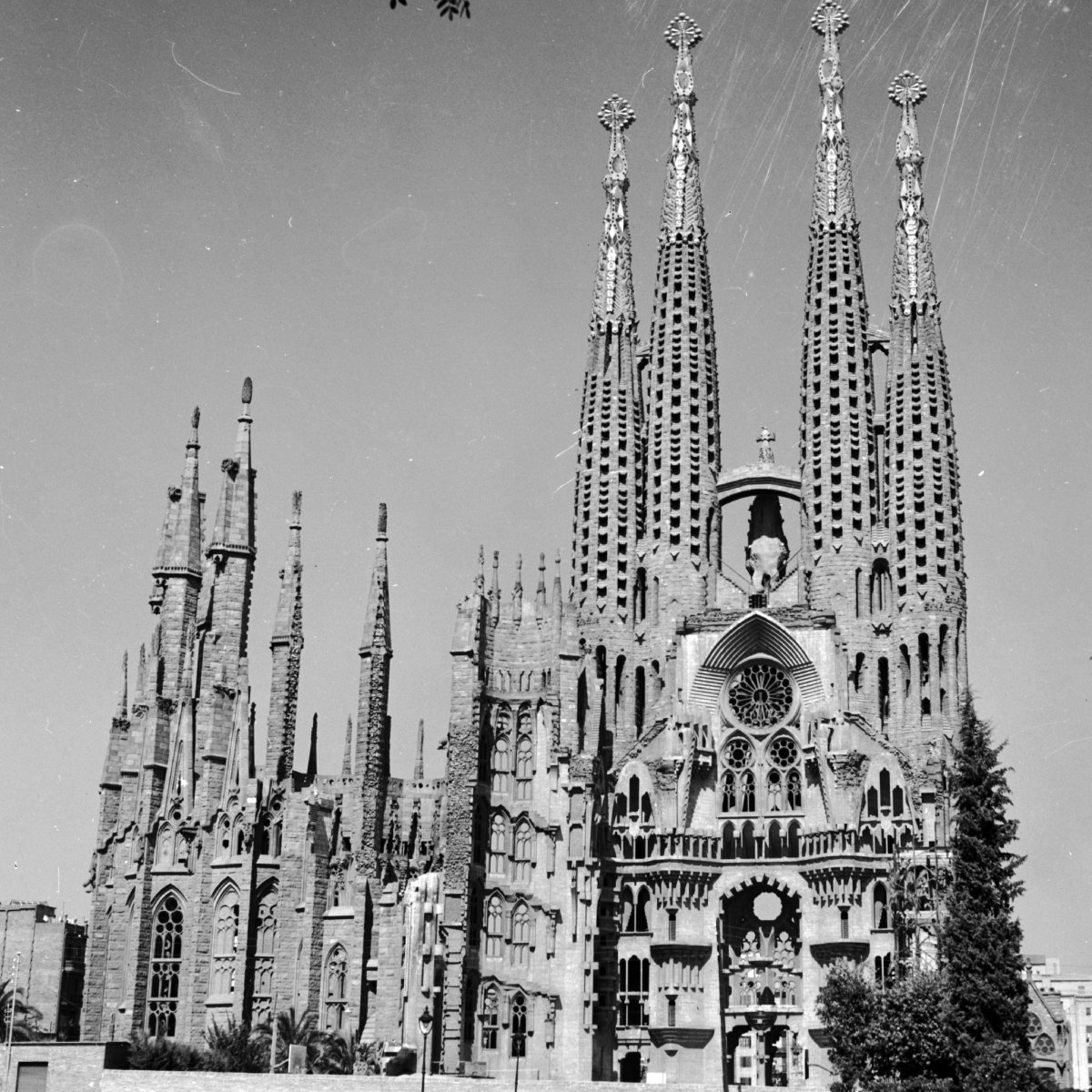 jamniki (2) - Katedra Sagrada Familia zaprojektowana przez Antonio Gaudiego (1852 - 1926).  ok. 1955 r.