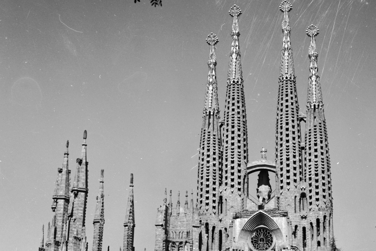 jamniki (2) - Katedra Sagrada Familia zaprojektowana przez Antonio Gaudiego (1852 - 1926). ok. 1955 r.