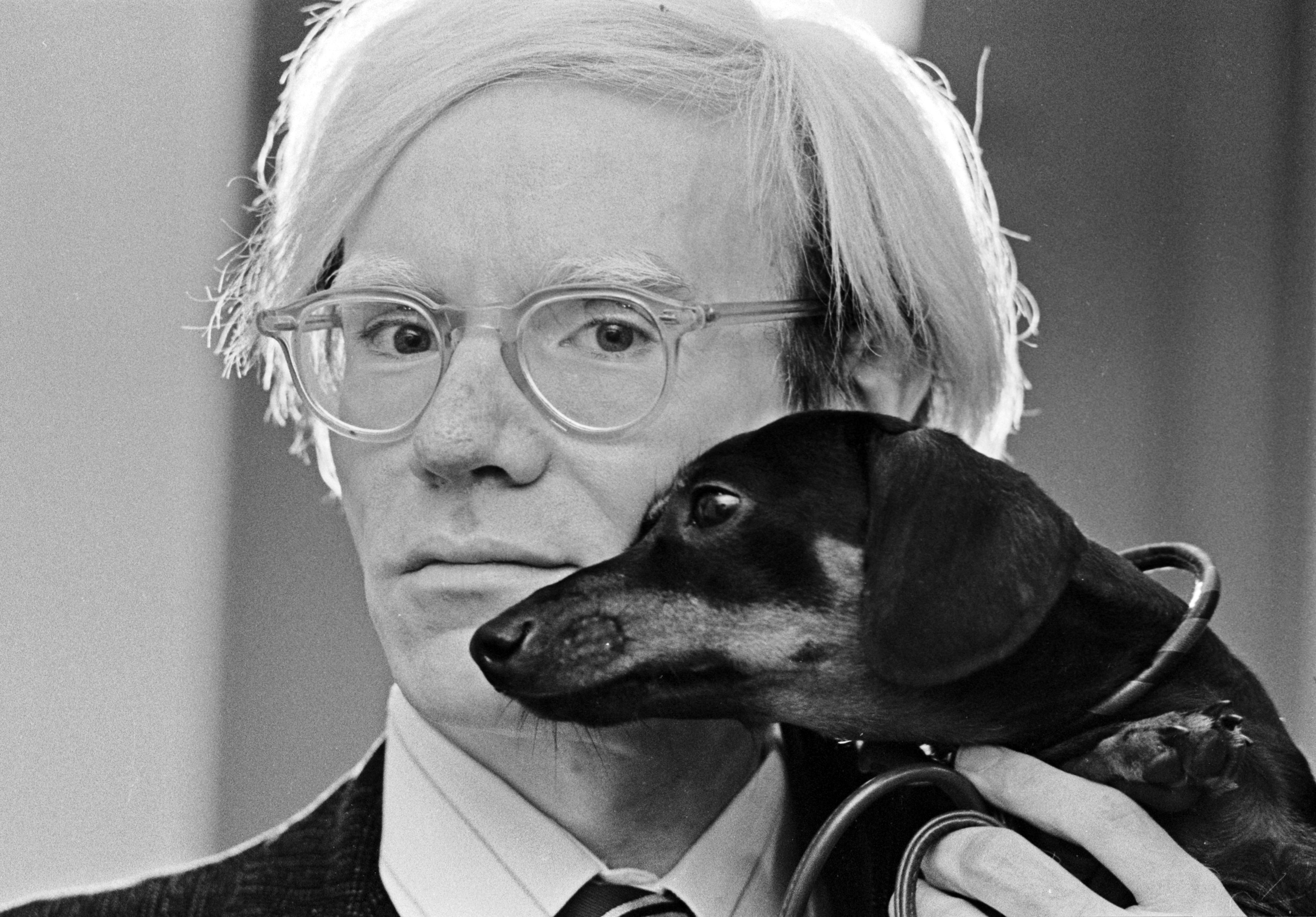 Andy Warhol pozuje z ukochanym jamnikiem Archiem w listopadzie 1973 roku.
