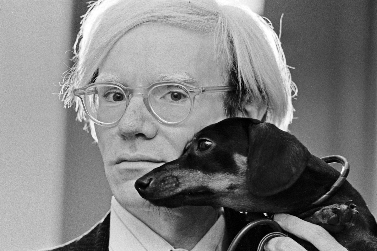 Andy Warhol pozuje z ukochanym jamnikiem Archiem w listopadzie 1973 roku.
