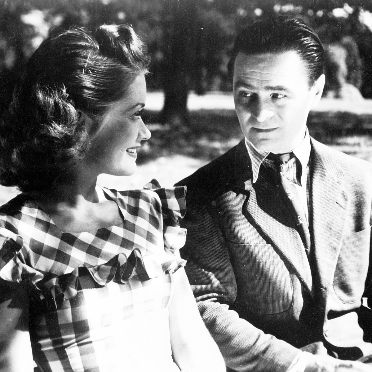 1948r. Scena z filmu "Skarb" w reżyserii Leonarda Buczkowskiego. Nz. aktorzy Alina Janowska i Adolf Dymsza