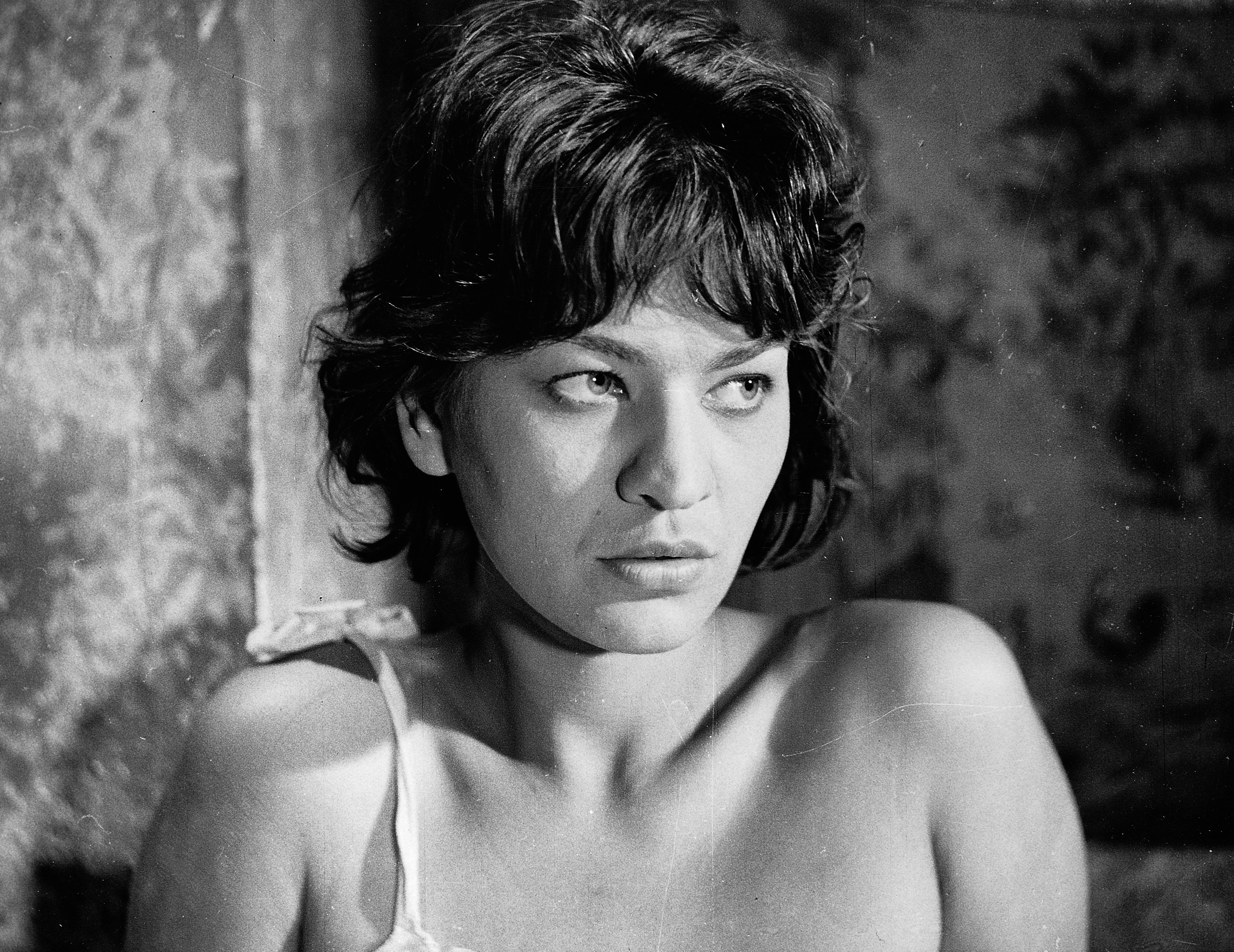 1961. Kadr z filmu "Dotknięcie nocy" w reżyserii Stanisława Barei, n/z Elżbieta Kępińska.