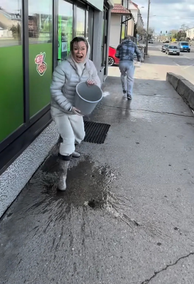 Doda oblewająca przechodniów na ulicach Ciechanowa