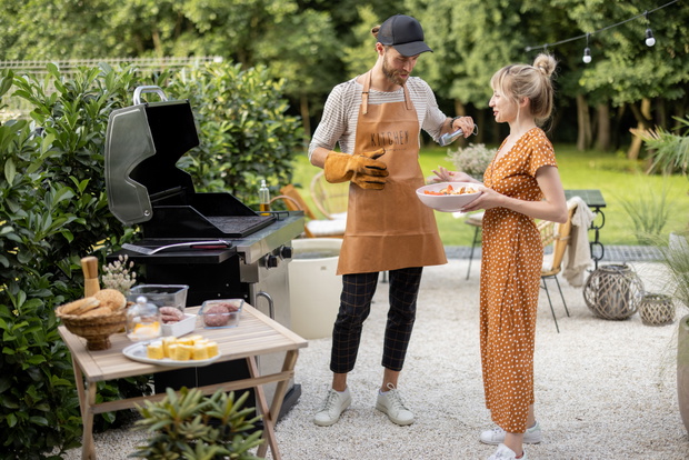 co sposób grillowania mówi o związku - para razem przy grillu