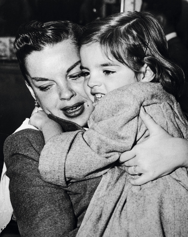 Liza Minnelli ze swoją słynną matką Judy Garland. W pamiętnikach otwarcie pisze o wzlotach i upadkach matki, zdjęcie z 1950 roku.