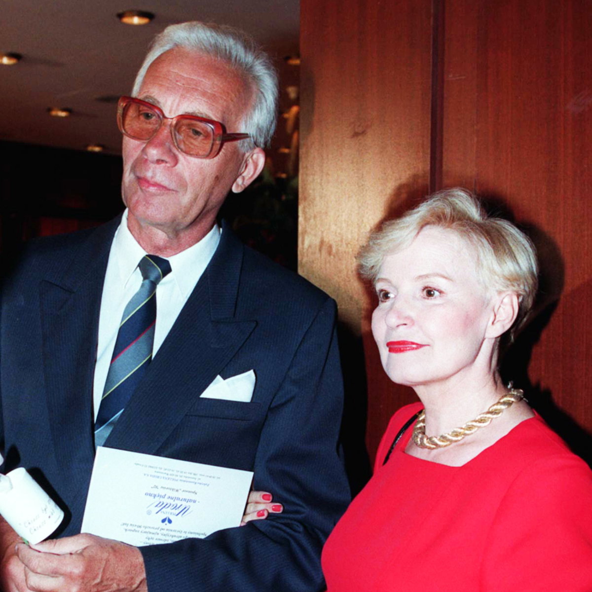 Warszawa 18.05.1993. Prezenterzy telewizyjni Edyta Wojtczak i Jan Suzin w hotelu Victoria na gali wręczenia nagród Wiktorów za 1992 rok.