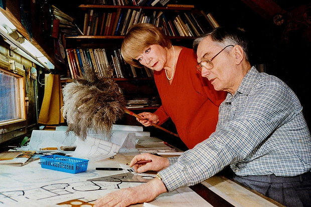ALINA JANOWSKA I WOJCIECH ZABŁOCKI W SWOIM DOMU, W WARSZAWIE, 1998 ROK.