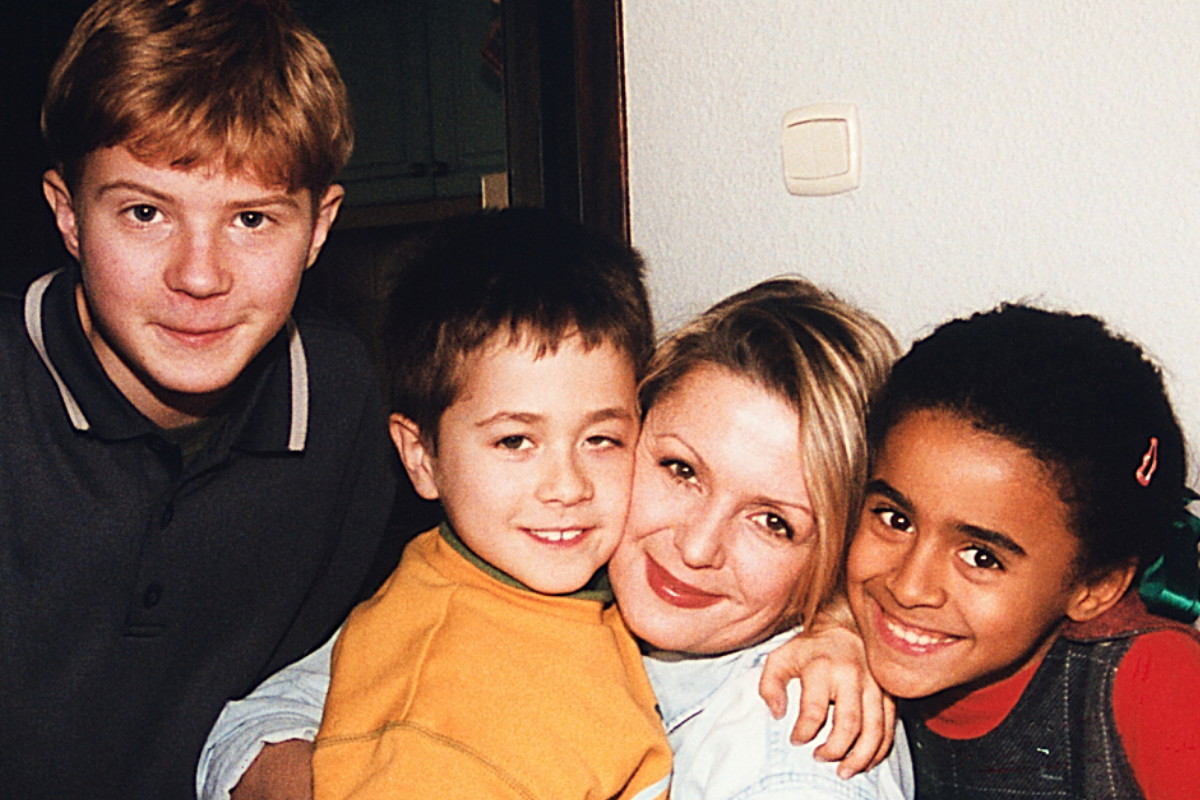 Sergiusz Żymełka, Gabriela Kownacka, Aleksandra Szwed, Misheel Jargalsaikhan, 1999 rok, Rodzina Zastępcza