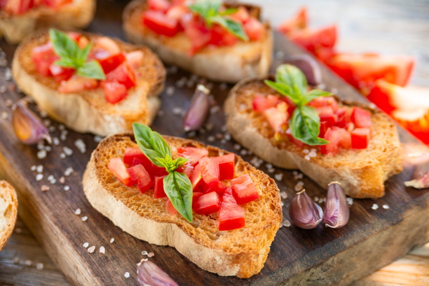 Bruschetta al pomodoro fresco — prosty włoski przepis na antipasto