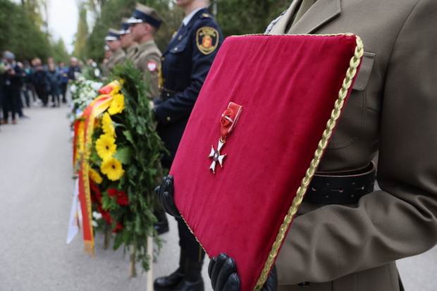Prezydent Karol Nawrocki przyznał pośmiertnie Jackowi Magierze Krzyż Oficerski Orderu Odrodzenia Polski. Warszawa, 16.04.2026.
