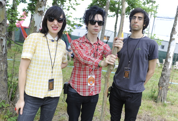 Karen O, Nick Zinner, i Brian Chase z Yeah Yeah Yeahs 2009 r.