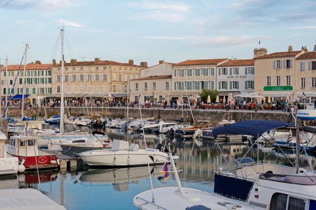 Isle of Re (?ile de Re?), Saint-Martin-de-Re: tourists in the harbour at dusk