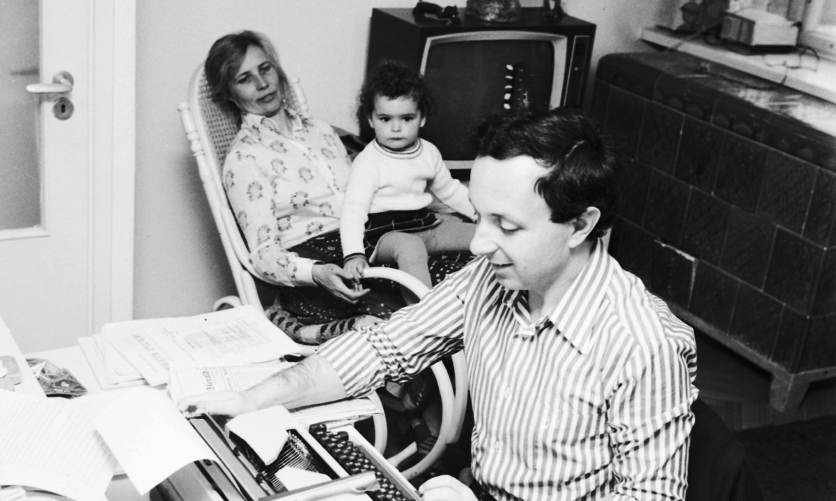 Warszawa 1975r. Poetka Agnieszka Osiecka i dziennikarz Daniel Passent z córką Agatą