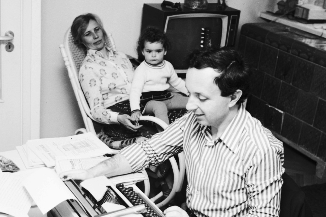 Warszawa 1975r. Poetka Agnieszka Osiecka i dziennikarz Daniel Passent z córką Agatą