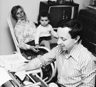 Warszawa 1975r. Poetka Agnieszka Osiecka i dziennikarz Daniel Passent z córką Agatą