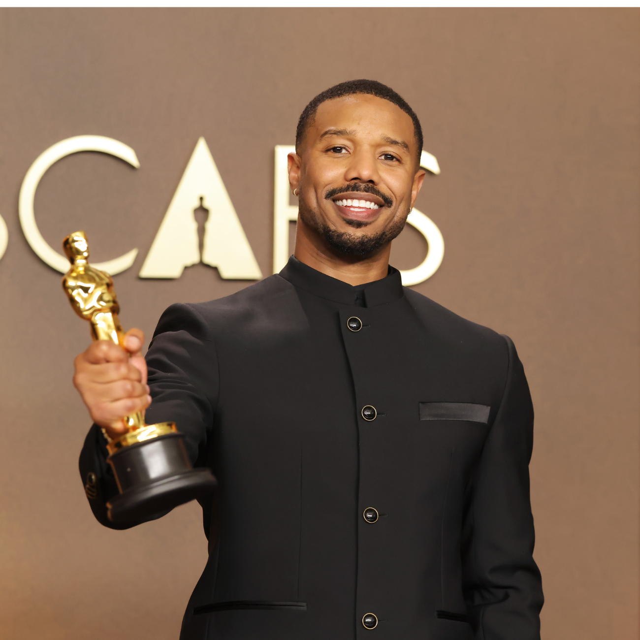Micheal B. Jordan pozujący ze statuetką Oscara - 15.03.2026, Los Angeles, USA