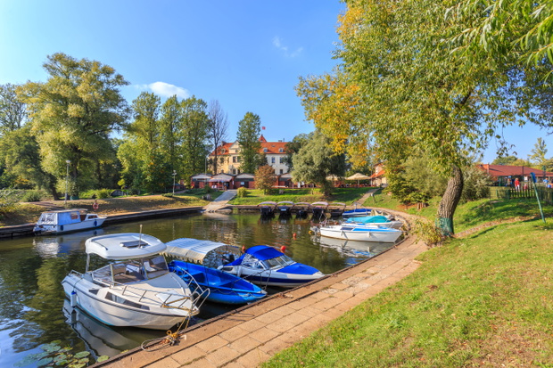 Pułtusk nad Narwią zwany Wenecją Mazowsza - port jachtowy przy zamku biskupim ( obecnie Dom Polonii)