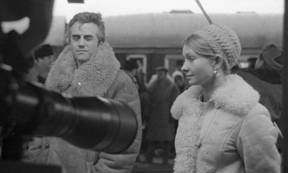 Andrzej Łapicki i Elżbieta Czyżewska na planie filmu pt. Wszystko na sprzedaż, 1968 r.