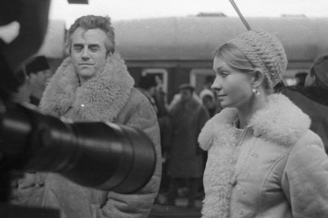Andrzej Łapicki i Elżbieta Czyżewska na planie filmu pt. Wszystko na sprzedaż, 1968 r.
