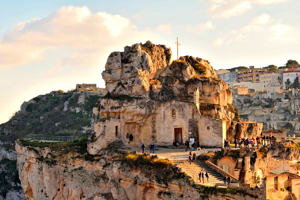 Widok na skalny kościół Madonna de Idris w dzielnicy Sassi di Matera