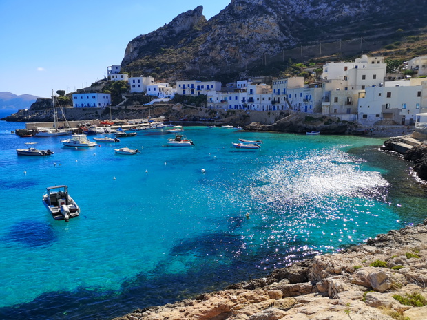 Plaża i port w Cala Dogana