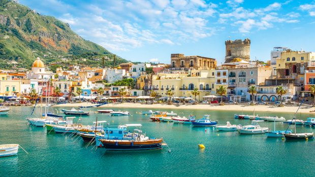 N Ischia nie brakuje malowniczych miasteczek.