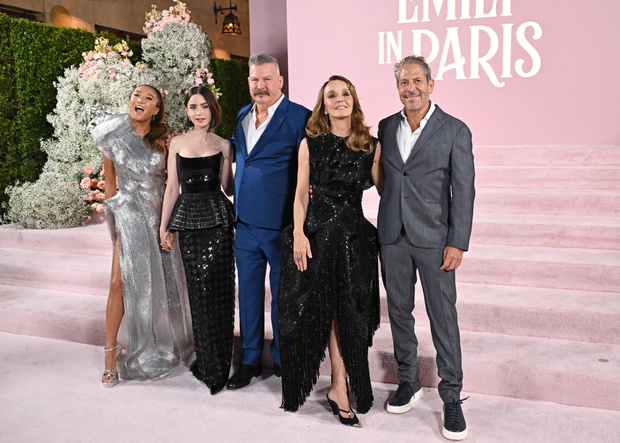 Ashley Park, Lily Collins, Andrew Fleming, Philippine Leroy-Beaulieu i Darren Star na premierze 4 sezonu serialu "Emily w Paryżu" - 14.08.2024, Los Angeles, USA