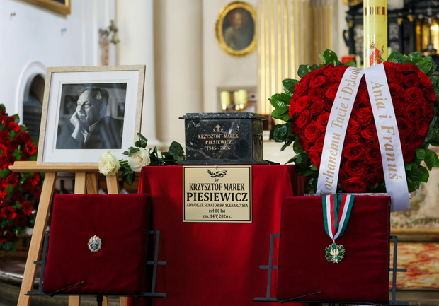 20.05.2026 rok. Uroczystości pogrzebowe prawnika, polityka, scenarzysty filmowego Krzysztofa Piesiewicza w Warszawie. Nabożeństwo żałobne w Kościele Sióstr Wizytek