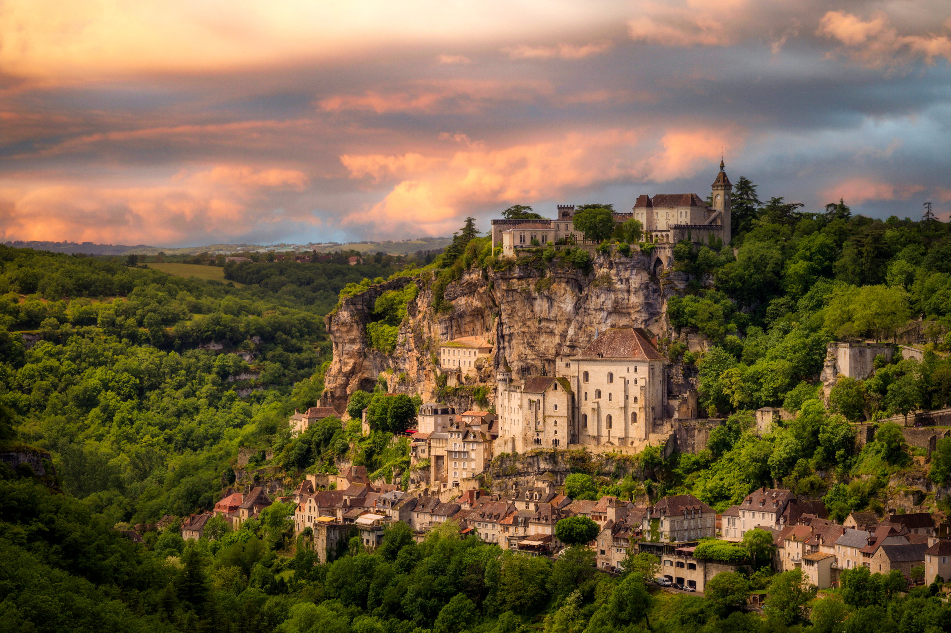 RocamaRocamadour, Francja - miasto na skaledour, a village in southwestern France. The sanctuary here has attracted pilgrims from many countries for centuries.