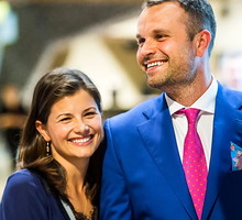 Toruń, 25.08.2017. Operator Mikołaj Gauer wraz z żoną, aktorką Agnieszką Sienkiewicz podczas premiery filmu "Habit i Zbroja”