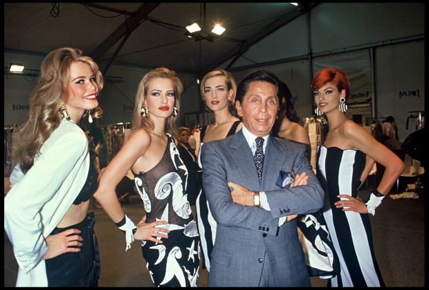 Pokaz mody Valentino w Paryżu, w 1992 roku. Od lewej: Claudia Schiffer, Karen Mulder, Tatjana Patitz, Linda Evangelista.