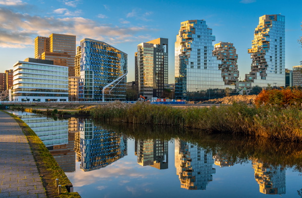 Dzielnica Zuidas to przede wszystkim centrum biznesu. Słynie z imponujących wieżowców i nowoczesnego designu