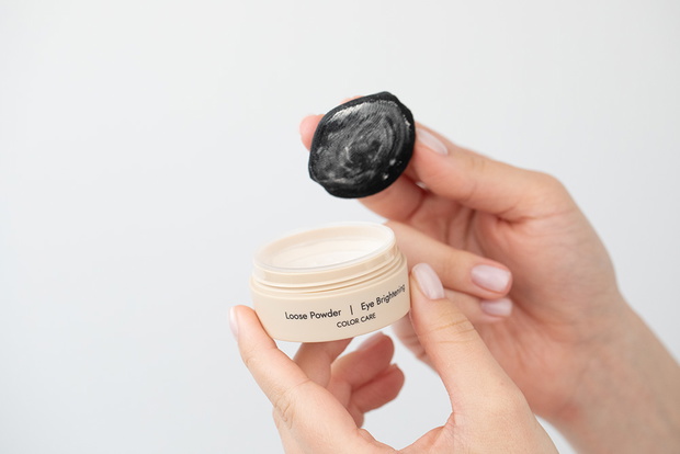 dermomedica-loose-powder-eye-brightening-luksusowy-puder-rozswietlajacy-pod-oczy-6-g2