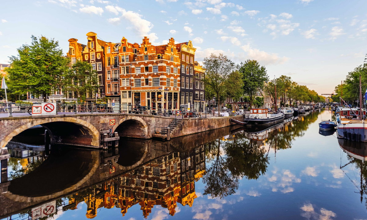 Jeden z klasycznych widoków Amsterdamu – kamieniczki przeglądają się lustrze wody w dzielnicy Jordaan