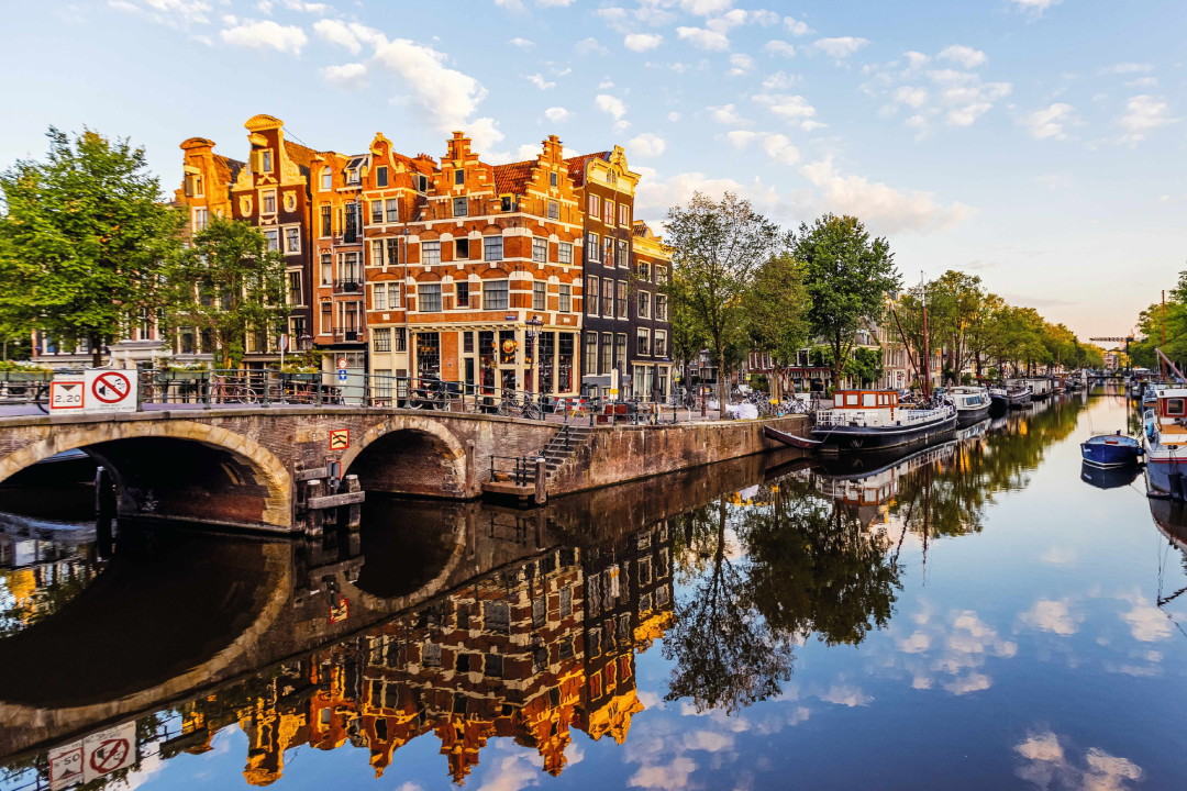 Jeden z klasycznych widoków Amsterdamu – kamieniczki przeglądają się lustrze wody w dzielnicy Jordaan