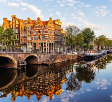 Jeden z klasycznych widoków Amsterdamu – kamieniczki przeglądają się lustrze wody w dzielnicy Jordaan