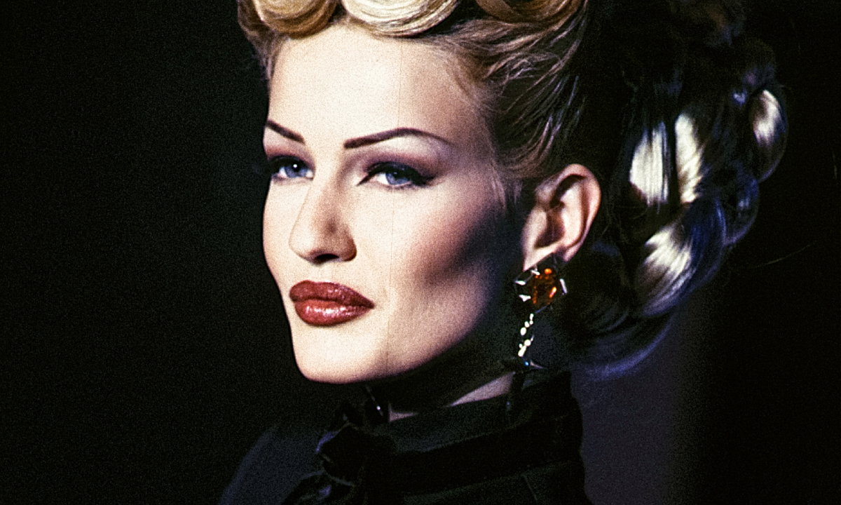 Karen Mulder na wybiegu prezentowała się zawsze zjawiskowo, wręcz posągowo. Tutaj pokaz Thierry’ego Muglera podczas Paris Fashion Week w 1993 roku.